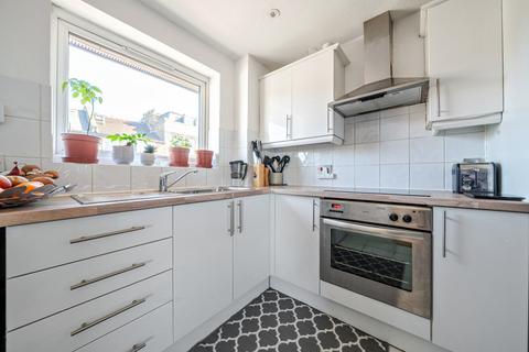 2 bedroom flat to rent, Chivalry Road, Battersea, London, SW11