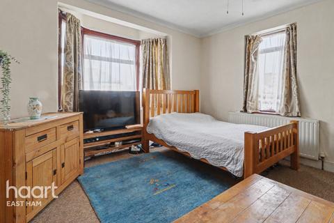 2 bedroom maisonette for sale, Church Road, London