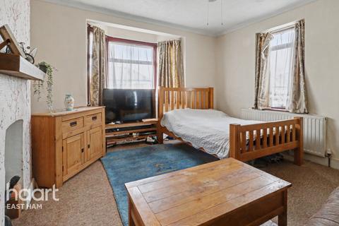 2 bedroom maisonette for sale, Church Road, London
