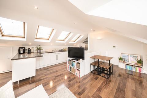 3 bedroom flat for sale, Schubert Road, London SW15
