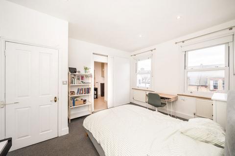3 bedroom flat for sale, Schubert Road, London SW15