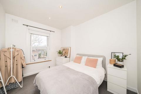 3 bedroom flat for sale, Schubert Road, London SW15