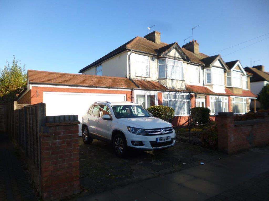 3 bed semi-detached house to rent Carterhatch Roa