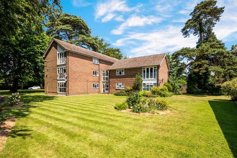 2 bedroom apartment to rent, Courtlands Crescent, Banstead