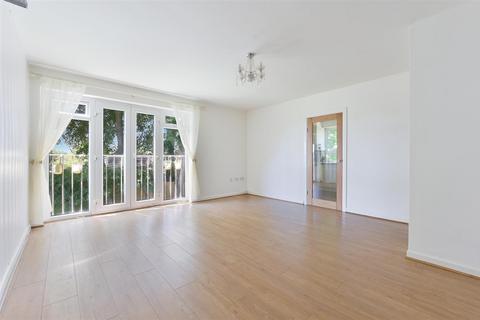 2 bedroom apartment to rent, Courtlands Crescent, Banstead