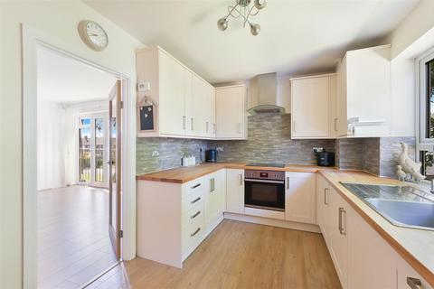 2 bedroom apartment to rent, Courtlands Crescent, Banstead