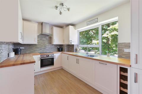 2 bedroom apartment to rent, Courtlands Crescent, Banstead