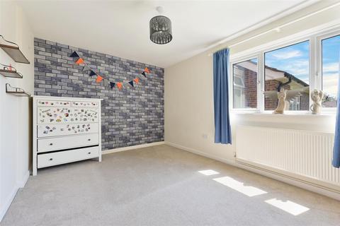 2 bedroom apartment to rent, Courtlands Crescent, Banstead