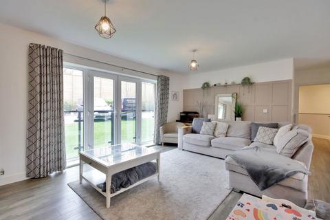 2 bedroom ground floor flat for sale, Brooks Drive, West Malling, Kent, ME19 5GS