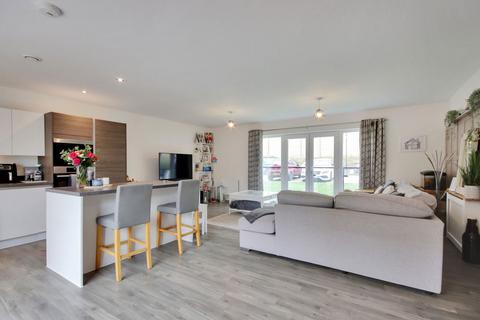 2 bedroom ground floor flat for sale, Brooks Drive, West Malling, Kent, ME19 5GS