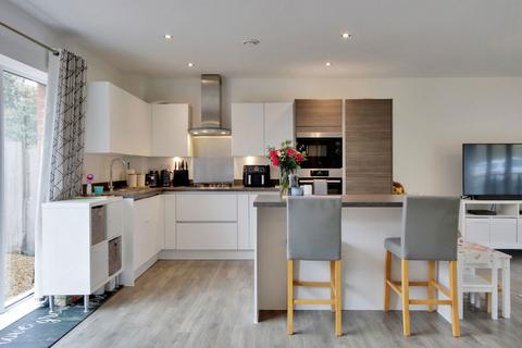 2 bedroom ground floor flat for sale, Brooks Drive, West Malling, Kent, ME19 5GS