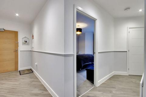 2 bedroom ground floor flat for sale, Brooks Drive, West Malling, Kent, ME19 5GS