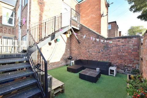 3 bedroom flat to rent, Faraday Grove, Gateshead, NE8