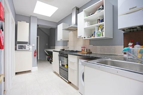 5 bedroom terraced house to rent, Hampton Road, Ilford, IG1