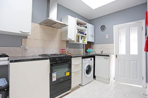 5 bedroom terraced house to rent, Hampton Road, Ilford, IG1