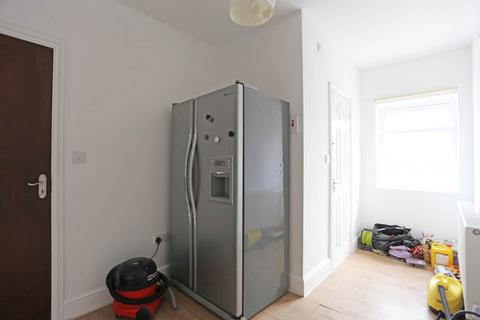 5 bedroom terraced house to rent, Hampton Road, Ilford, IG1