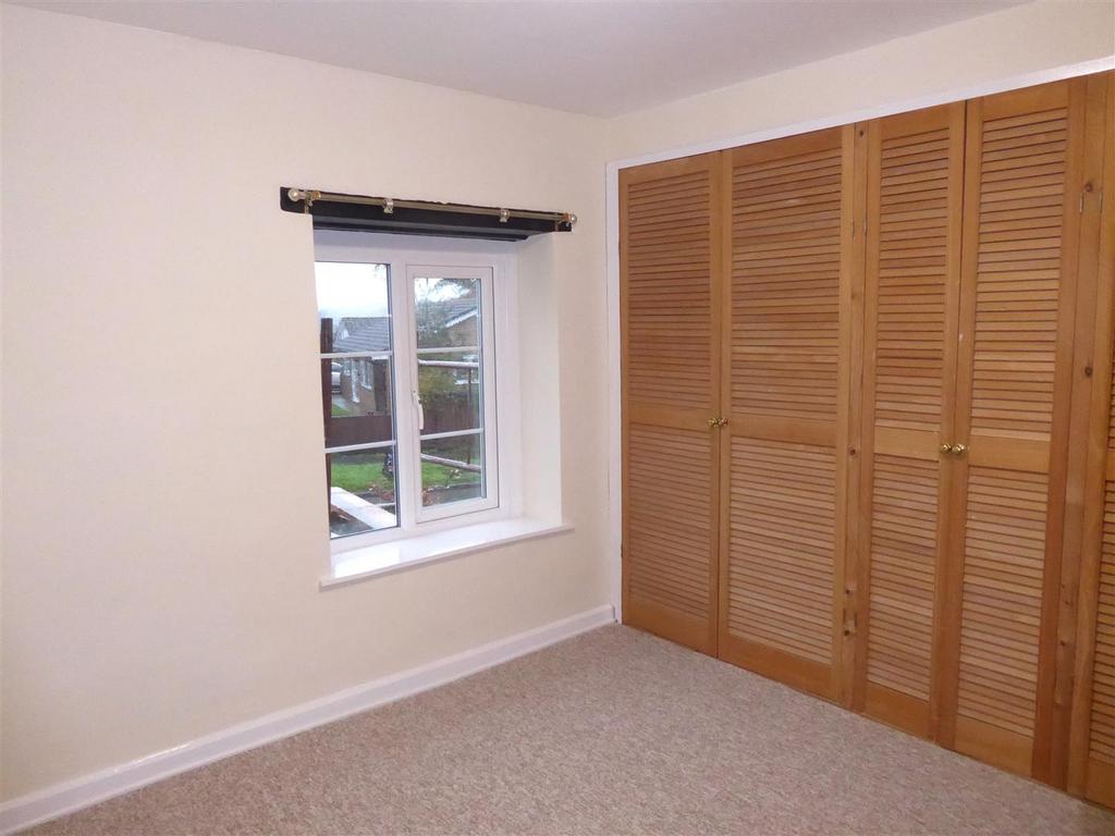 Bedroom 1 1.JPG