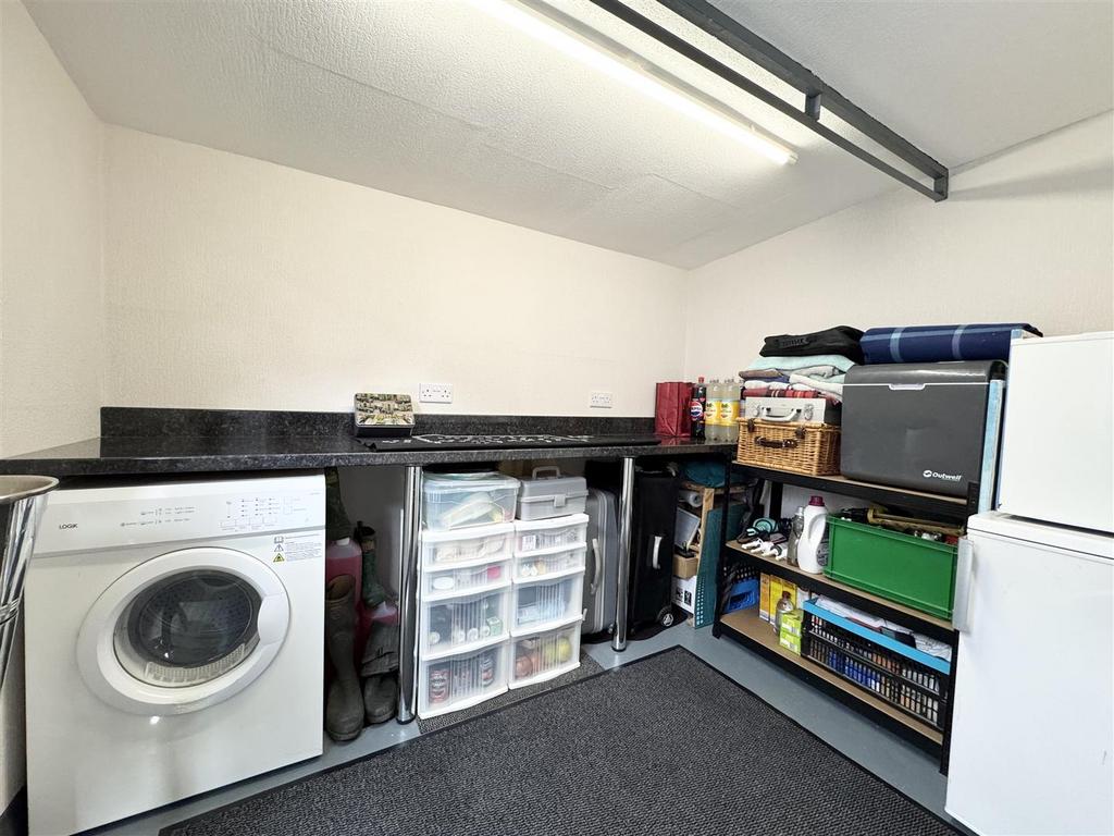 Garage / hobby space