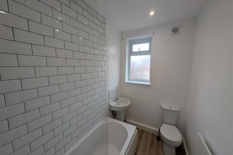 2 bedroom flat to rent, Balkwell Avenue, North Shields