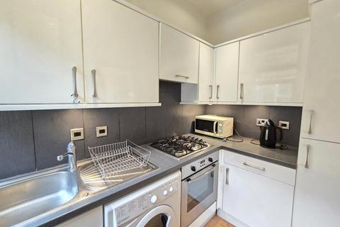 Studio to rent, Ballards Lane, London, N3