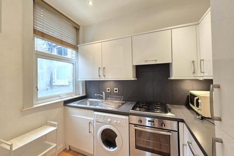 Studio to rent, Ballards Lane, London, N3