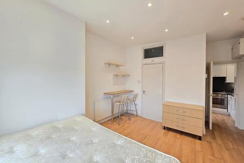 Studio to rent, Ballards Lane, London, N3