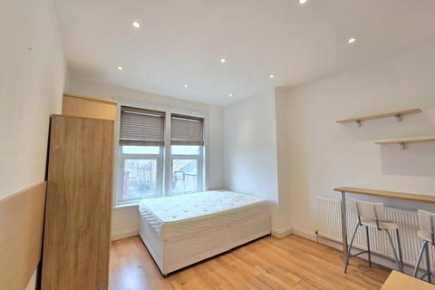Studio to rent, Ballards Lane, London, N3