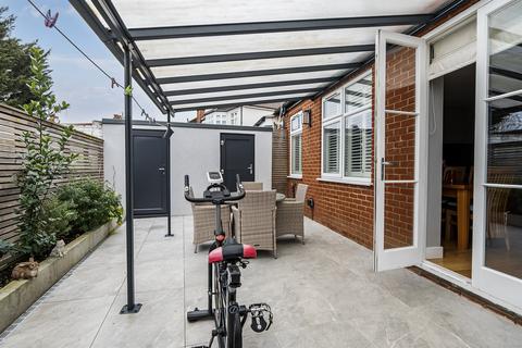 2 bedroom flat for sale, Farm Road, London