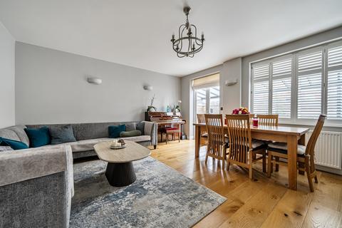 2 bedroom flat for sale, Farm Road, London