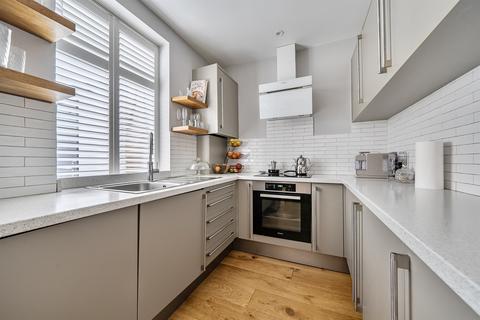 2 bedroom flat for sale, Farm Road, London