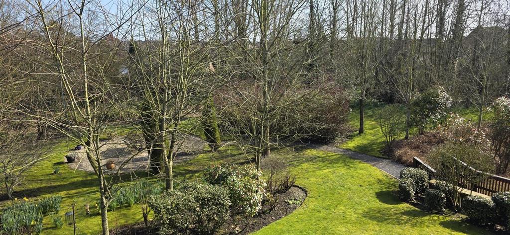 OUTSIDE & COMMUNAL AREA