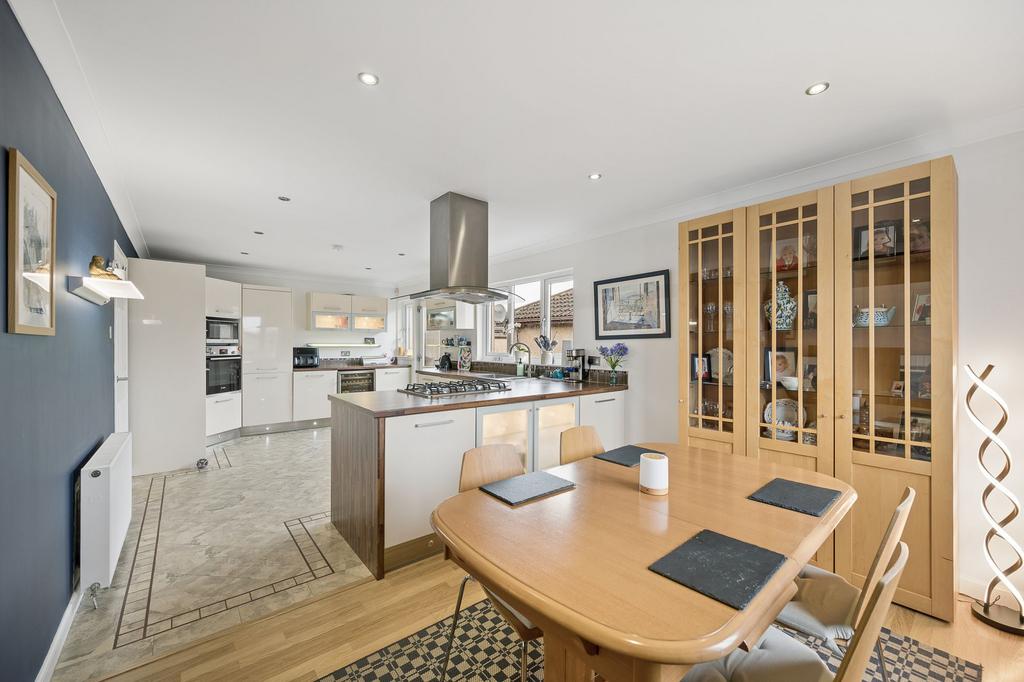 Kitchen/ Dining Room