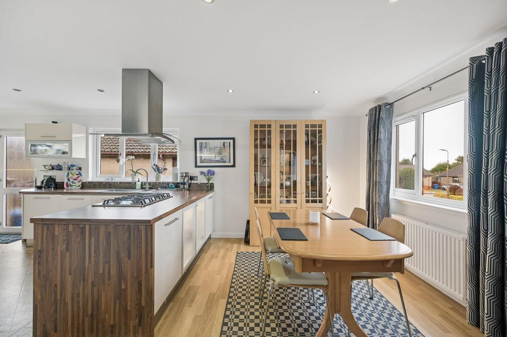 Kitchen/ Dining Room