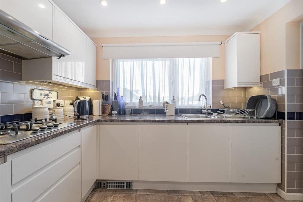 Kitchen 2.jpg