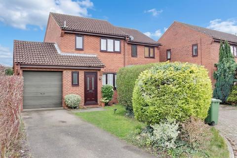 3 bedroom house to rent, Swift Close, St. Neots PE19