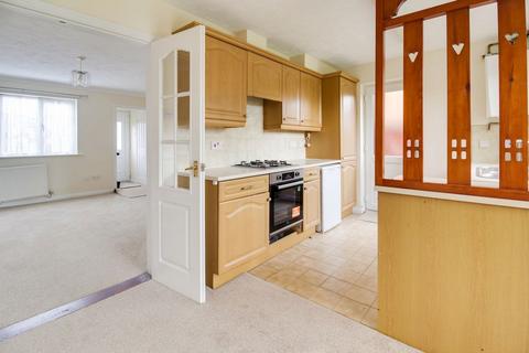 3 bedroom house to rent, Swift Close, St. Neots PE19