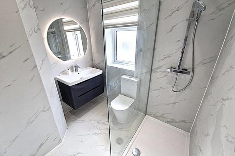 3 bedroom detached house to rent, Manford Way, Chigwell, Essex. IG7 4JH