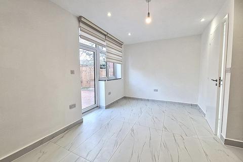 3 bedroom detached house to rent, Manford Way, Chigwell, Essex. IG7 4JH