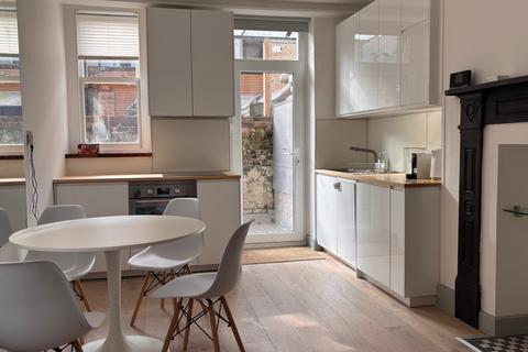 2 bedroom flat to rent, Bf, Archway Road, Highgate, N6