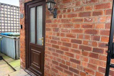 2 bedroom end of terrace house to rent, George Street, Worksop