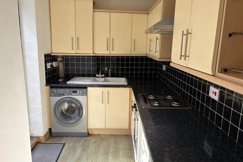 2 bedroom end of terrace house to rent, George Street, Worksop