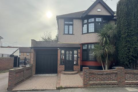 3 bedroom end of terrace house for sale, Brixham Gardens, Ilford