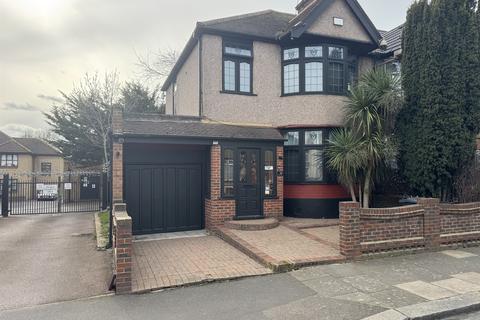 3 bedroom end of terrace house for sale, Brixham Gardens, Ilford