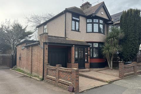 3 bedroom end of terrace house for sale, Brixham Gardens, Ilford