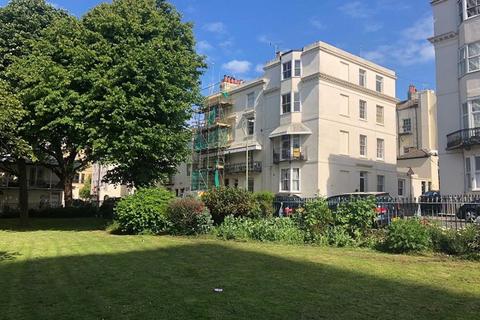 Studio to rent, Russell Square, Brighton, BN1 2EE.