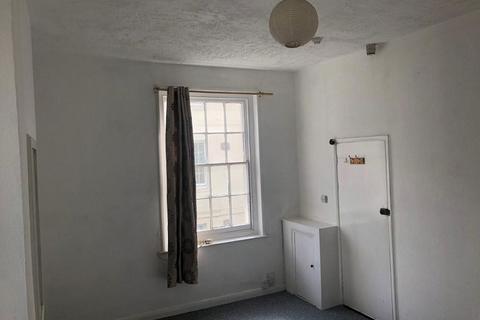 Studio to rent, Russell Square, Brighton, BN1 2EE.