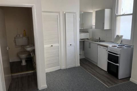 Studio to rent, Russell Square, Brighton, BN1 2EE.