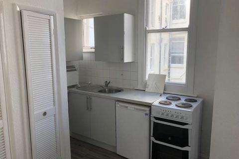 Studio to rent, Russell Square, Brighton, BN1 2EE.