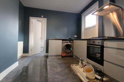 2 bedroom flat to rent, Markhouse Road, London E17