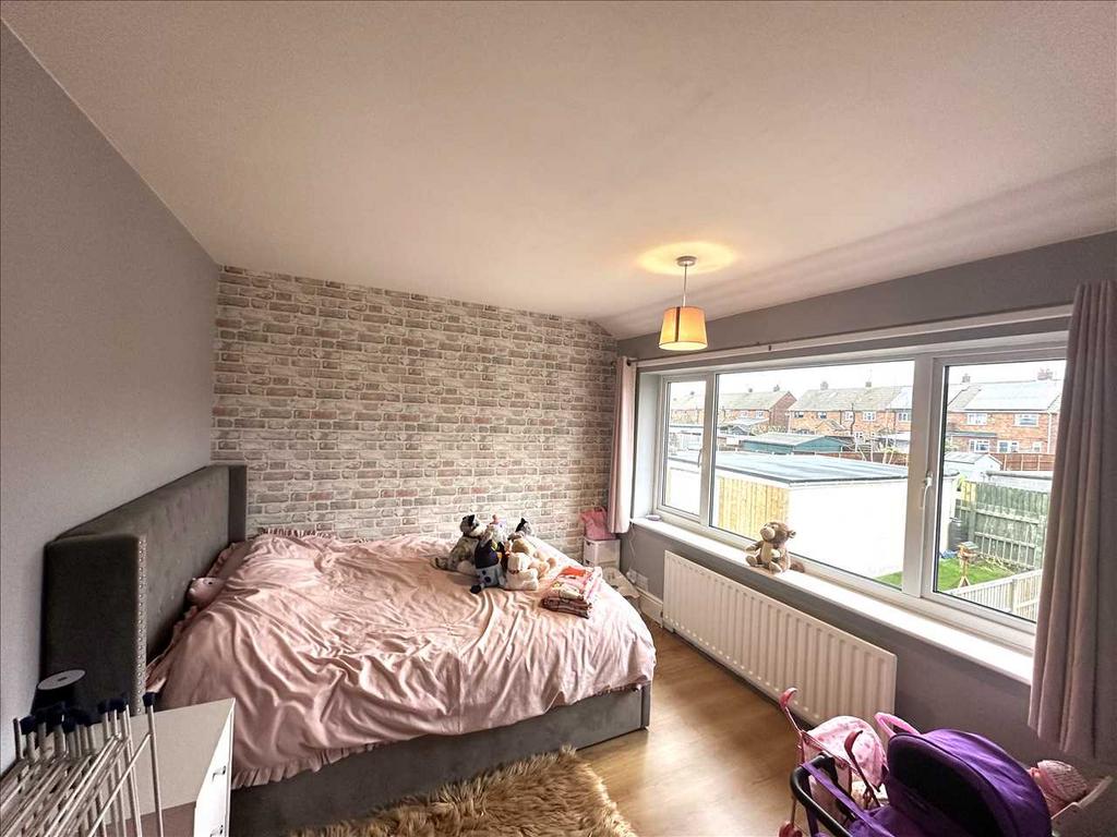 Rear bedroom 2: